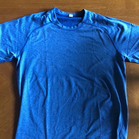 Men’s Lululemon T-Shirt - Picture 2 of 3